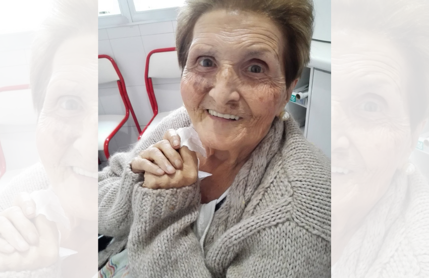 Persona mayor sonriendo y disfrutando de la compañía en nuestro hogar de cuidado del adulto mayor en Madrid"