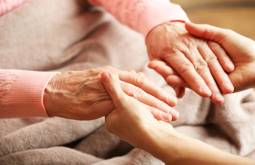 El personal cuidadosamente atiende las manos de un residente mayor en nuestro centro de cuidado del adulto mayor en Madrid