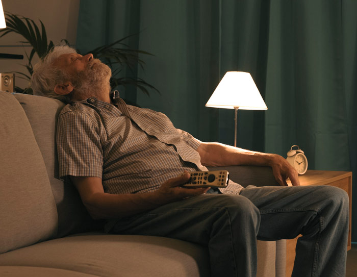 ¿Cuando una persona mayor duerme mucho qué significa?